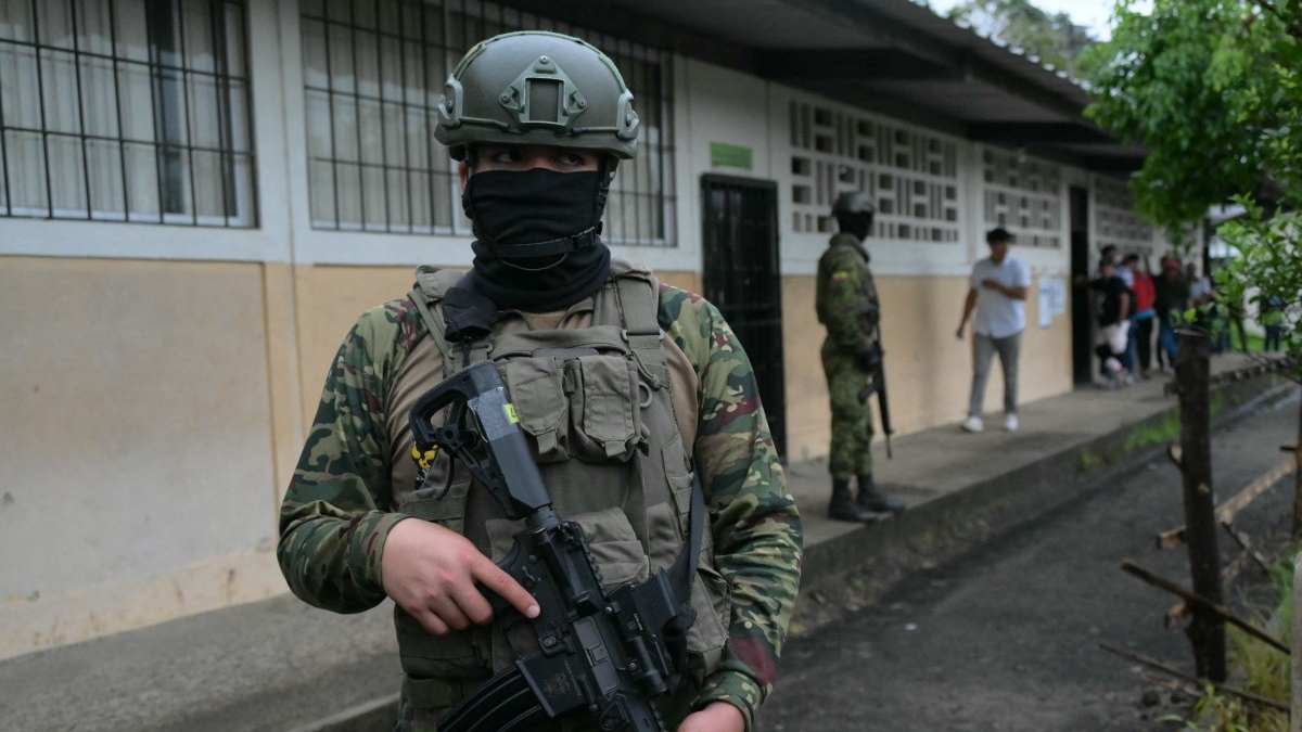 Ecuador destruye desde campamento de minería ilegal