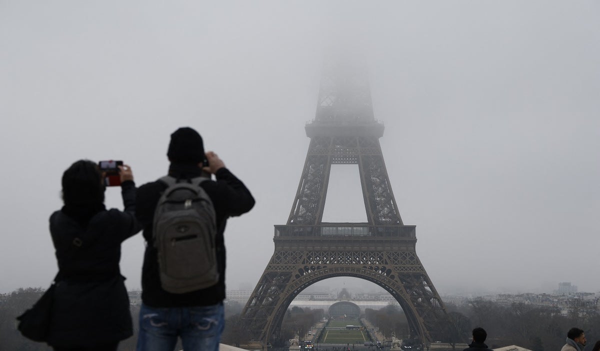 Turistas en la torre Eiffel de París, Francia