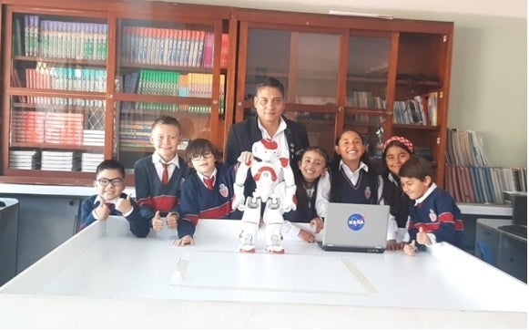 Niños con habilidades diversas participan en jornada de ciencia en alianza con la NASA.