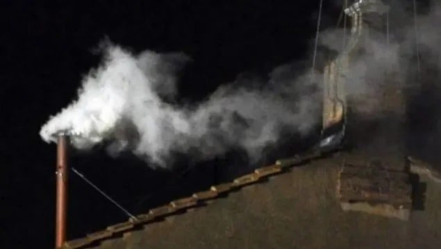 La fumata, el humo que indica la elección o no de un Papa, es una tradición que se remonta al año 1903.