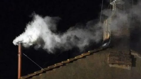 La fumata, el humo que indica la elección o no de un Papa, es una tradición que se remonta al año 1903.