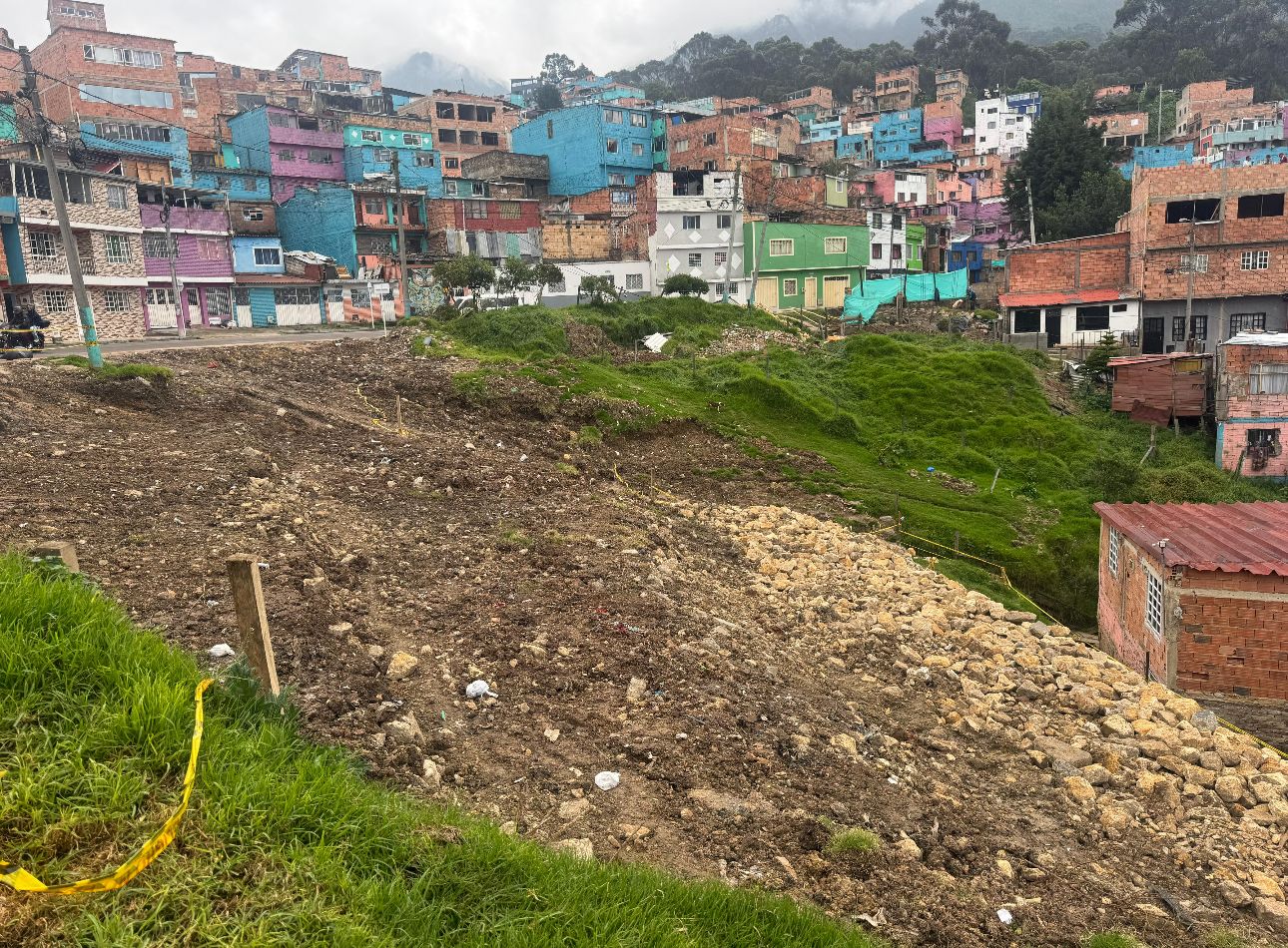 Denuncian abandono de obra en el sector El Dorado, localidad de Santa Fe, por fallas en contrato de infraestructura
