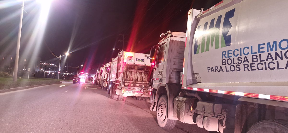 Camiones de basura completan 12 horas apostados a las afueras del relleno Doña Juana