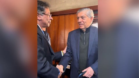 Presidente Gustavo Petro | expresidente César Gaviria | tensión | apretón de manos | Bogotá | Junio 2025