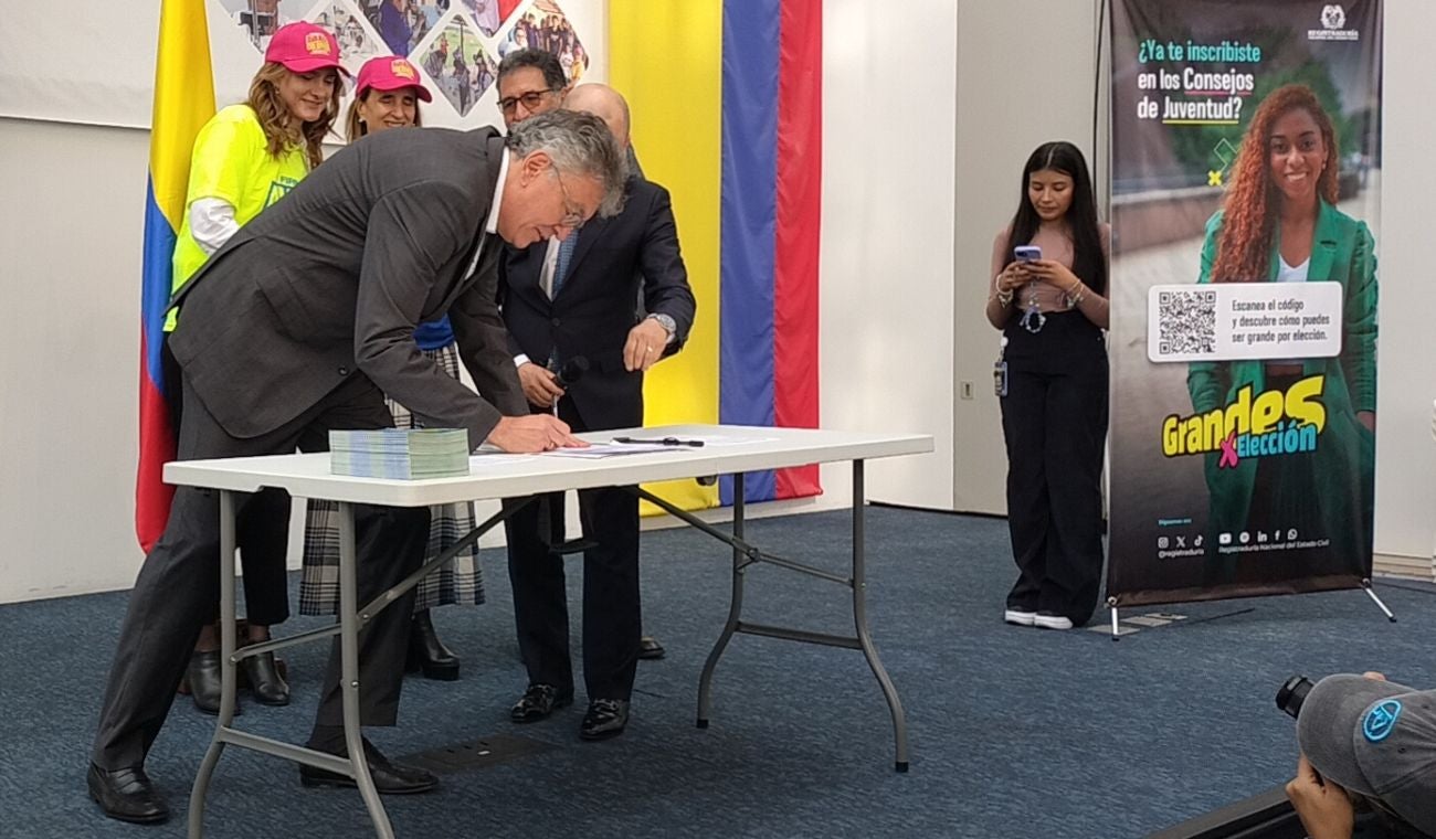 Exministro Mauricio Cárdenas inscribe su movimiento por firmas 'Avanza Colombia' de cara a las elecciones presidenciales de 2026