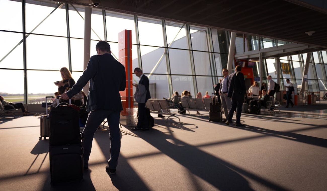 TRUCOS para que su MALETA salga primero en el AEROPUERTO