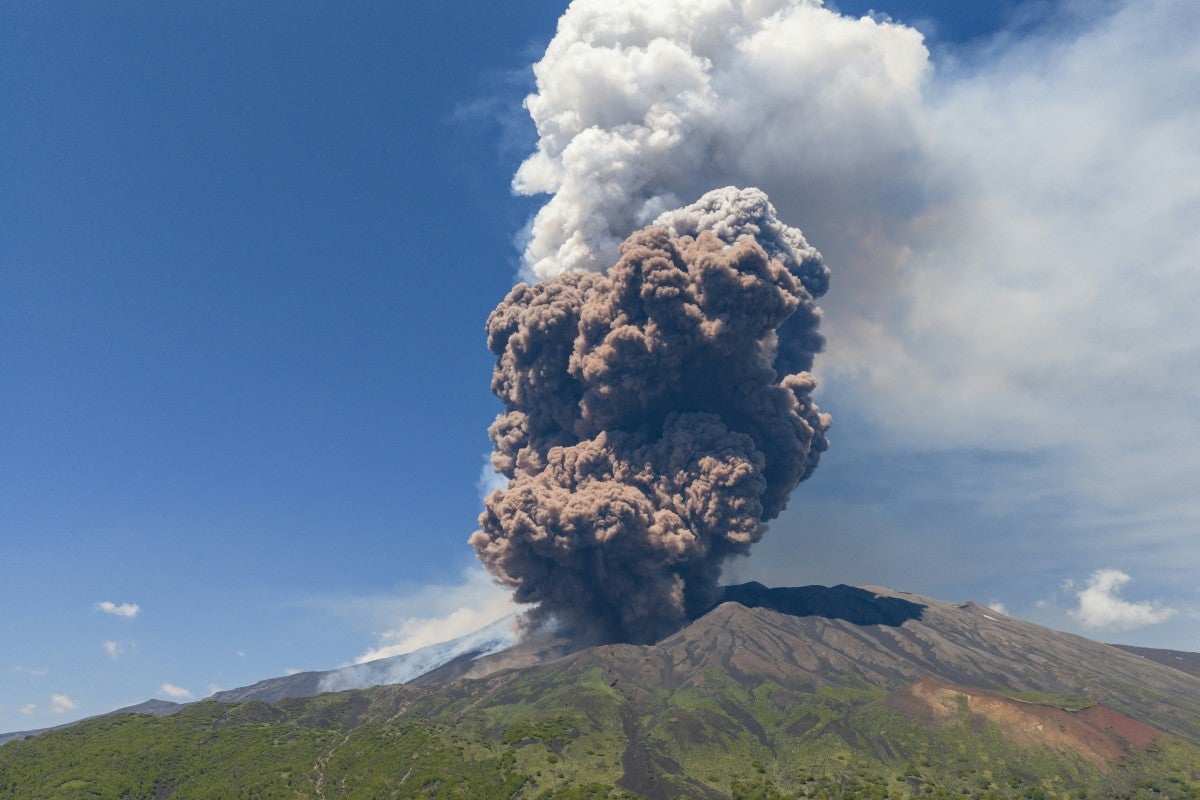 EN VIVO: Volcán ETNA hizo ERUPCIÓN con potentes temblores