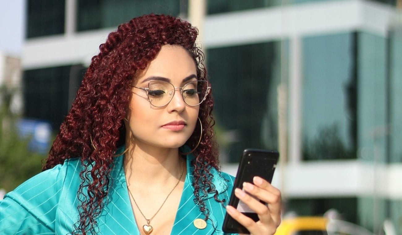 Estas señales revelan lo espían con la cámara del teléfono