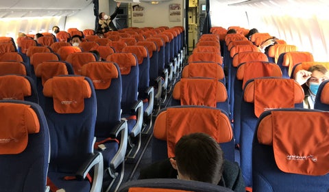 Cuáles serían los asientos más seguros de un avión