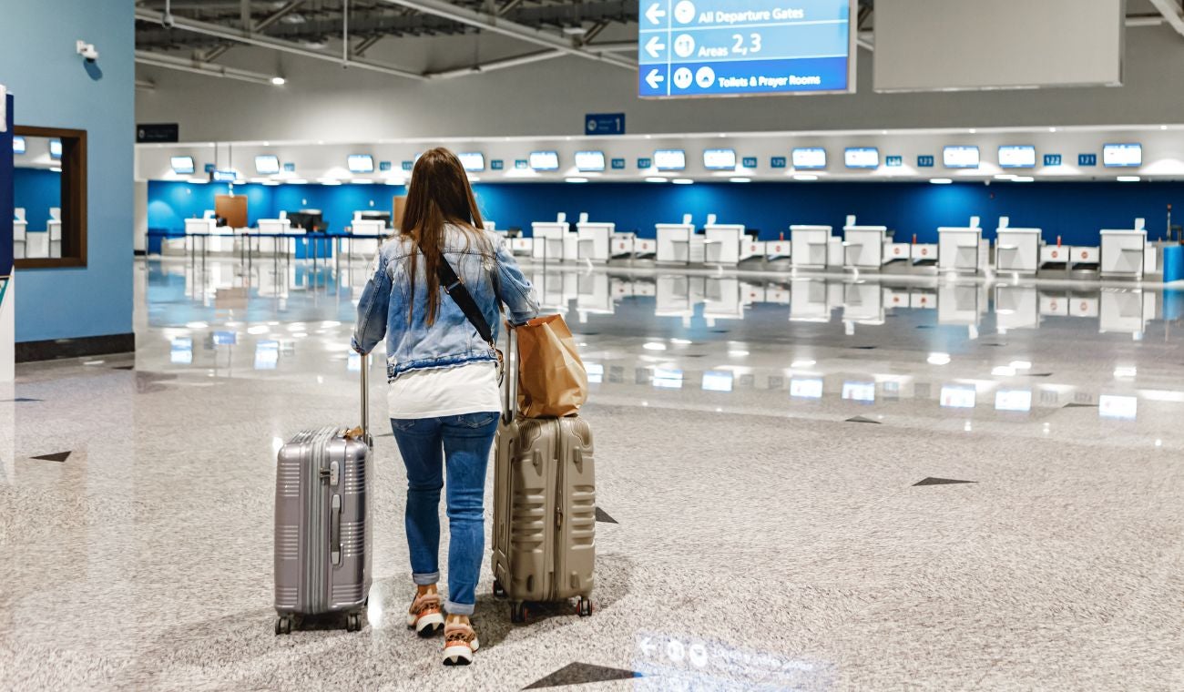 Pasajeros en un aeropuerto