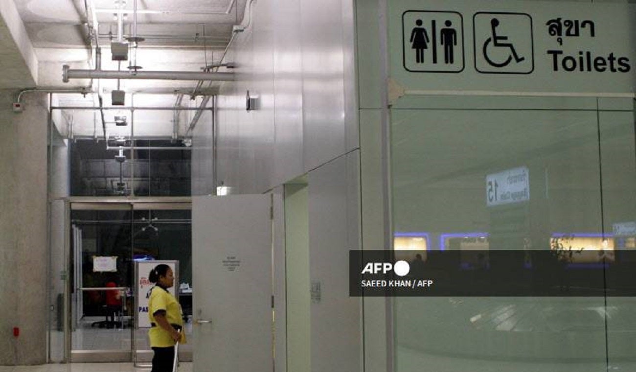 Por qué no es bueno orinar sin tener ganas antes de viajar