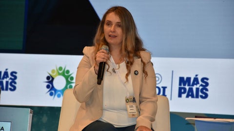 Senadora en medio de Foro de la Salud