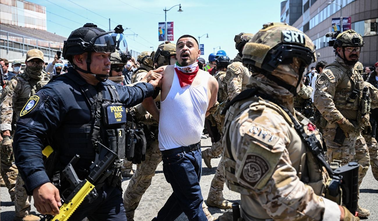 toque de queda en Los Angeles tras redadas y masivas protestas