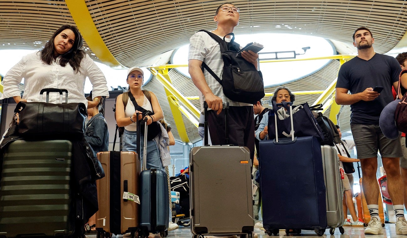 Viajeros con equipaje en el aeropuerto de Madrid Barajas
