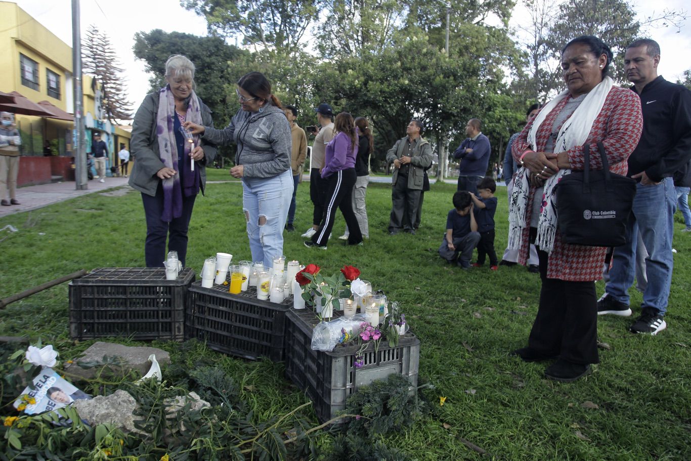 Velatón en Modelia tras atentado contra Miguel Uribe