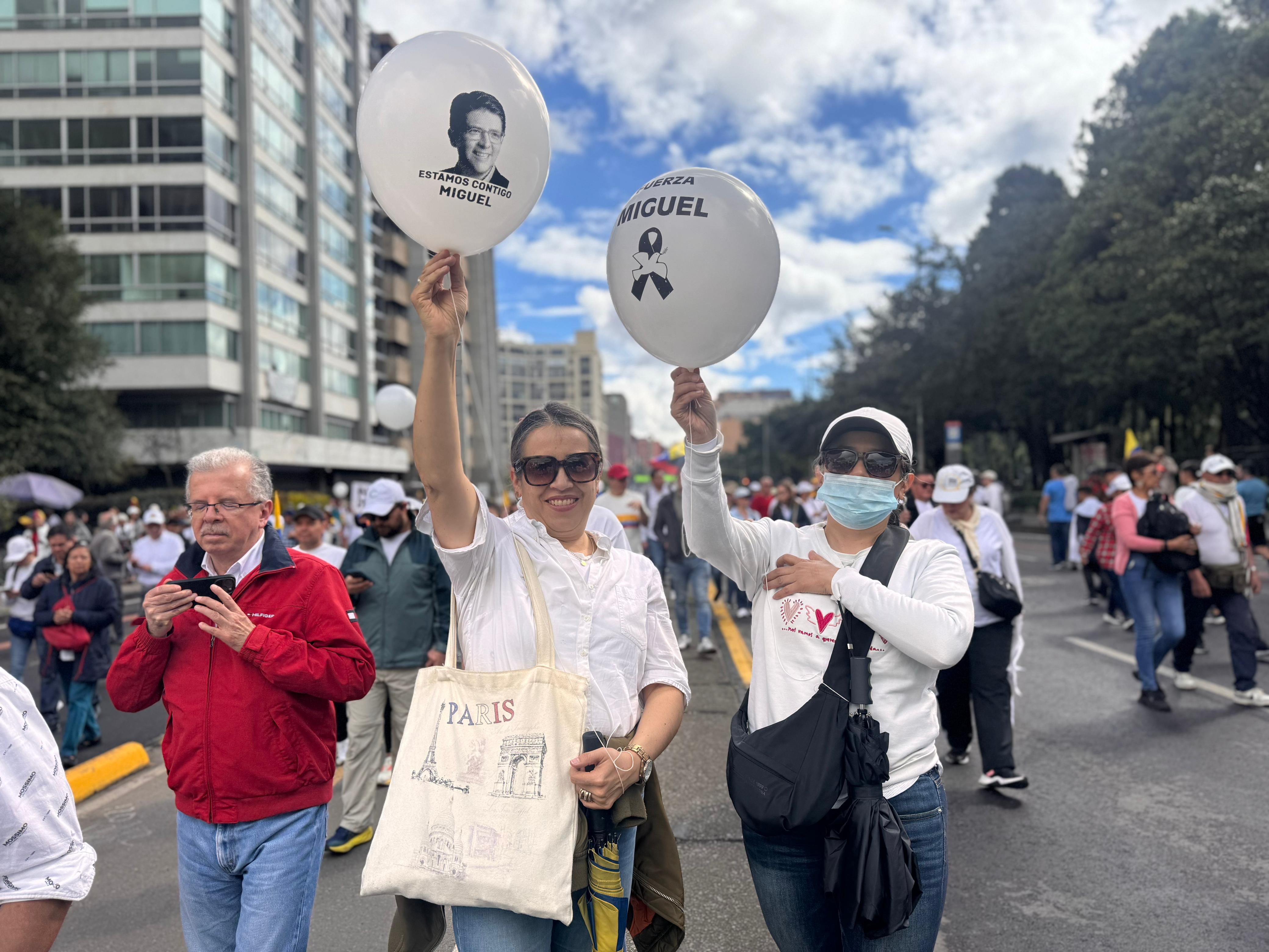 Ciudadanos marchan en silencio en Bogotá en rechazo al atentado contra Miguel Uribe