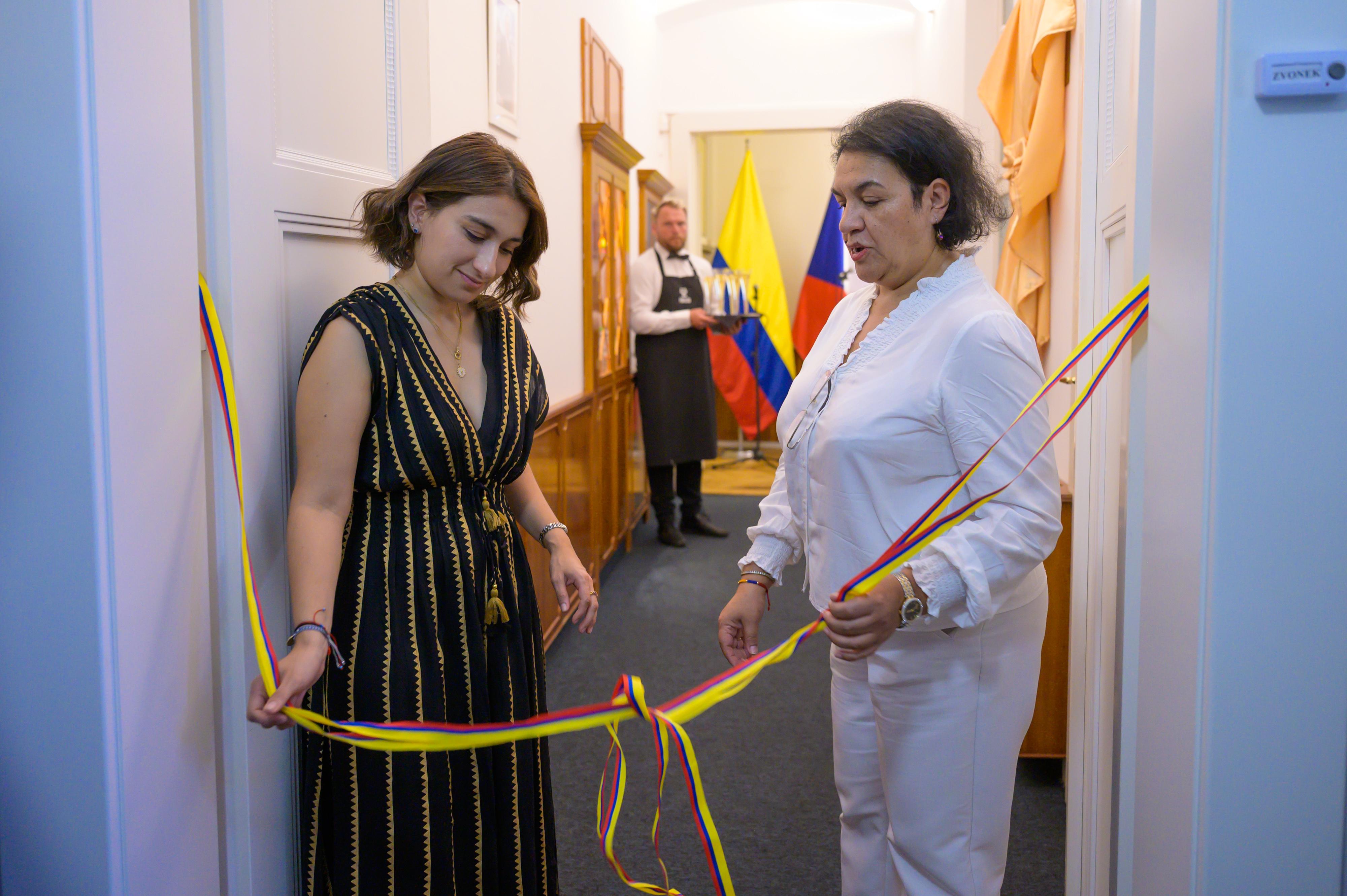 Laura Sarabia en la inauguración de la Embajada en República Checa.