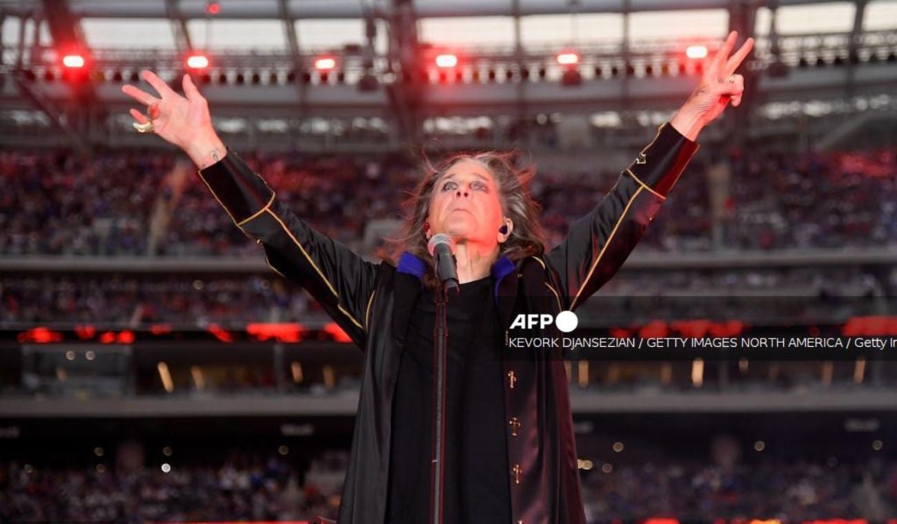 El legendario vocalista de Black Sabbath, Ozzy Osbourne, fallece a los 76 años, dejando un legado imborrable en la historia del heavy metal.