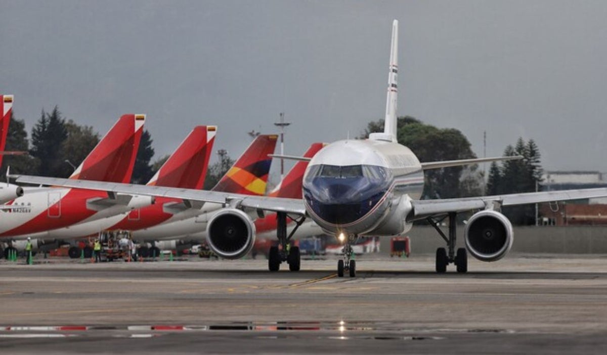 José Henry Pinto Rodríguez, director de la Aeronáutica Civil, garantiza seguridad aérea en el aeropuerto El Dorado de Bogotá. Medidas adoptadas frente a denuncias de riesgos en tráfico aéreo y personal