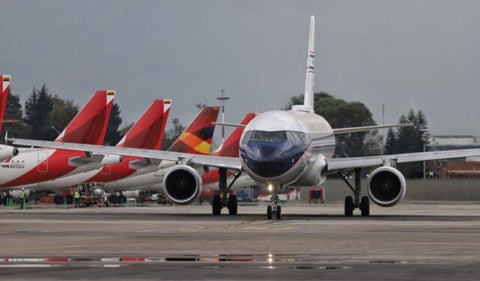 José Henry Pinto Rodríguez, director de la Aeronáutica Civil, garantiza seguridad aérea en el aeropuerto El Dorado de Bogotá. Medidas adoptadas frente a denuncias de riesgos en tráfico aéreo y personal
