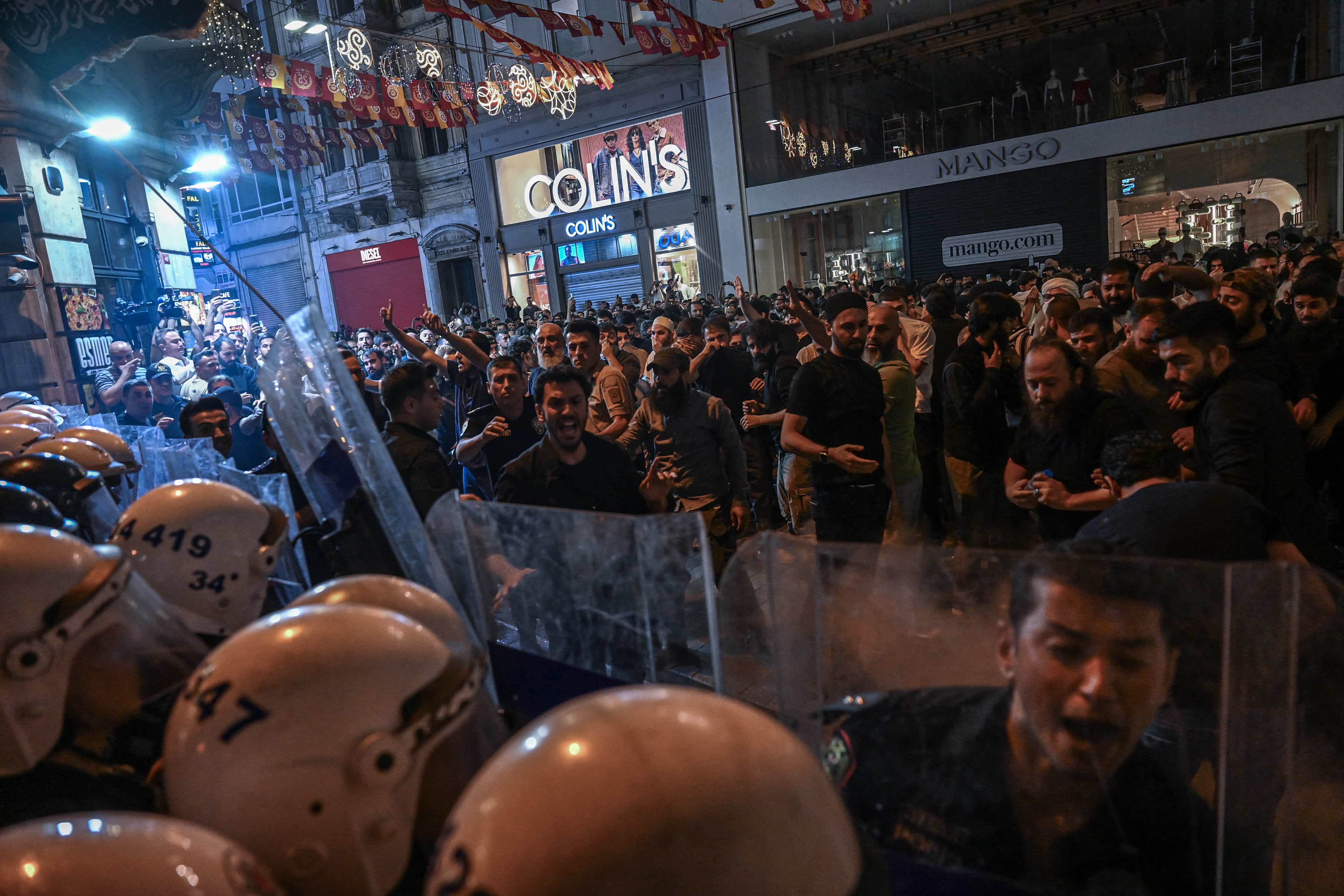 Manifestantes en Estambul tras el arresto de caricaturistas de la revista LeMan