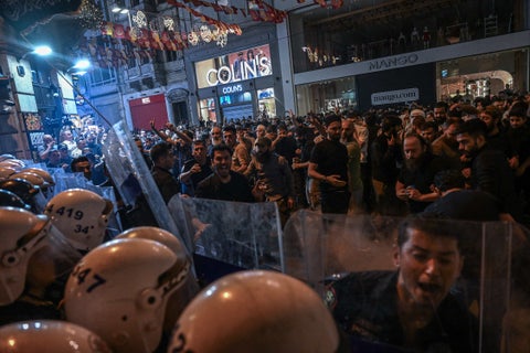 Manifestantes en Estambul tras el arresto de caricaturistas de la revista LeMan