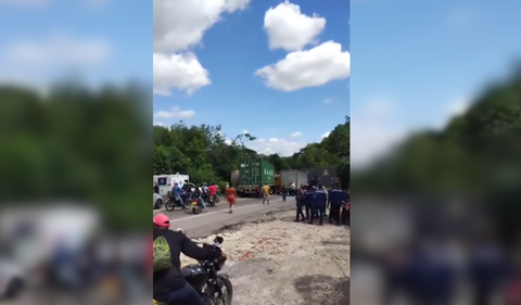 La ambulancia permaneció detenida durante varios minutos a la espera de que le permitieran el paso.