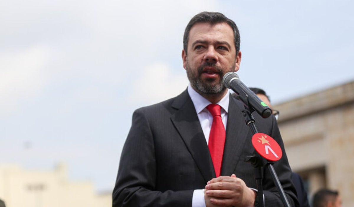 El alcalde de Bogotá, Carlos Fernando Galán anuncia crédito de 50 millones de dólares con el BID para la Línea 2 del Metro. Gobierno Nacional aprueba financiamiento clave.