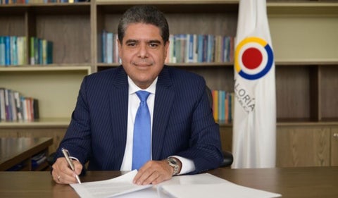 Contraloría ordena inspección a Nueva EPS por incumplimiento en transparencia y uso de recursos públicos. Revisión revela posibles irregularidades por 3-4 billones.