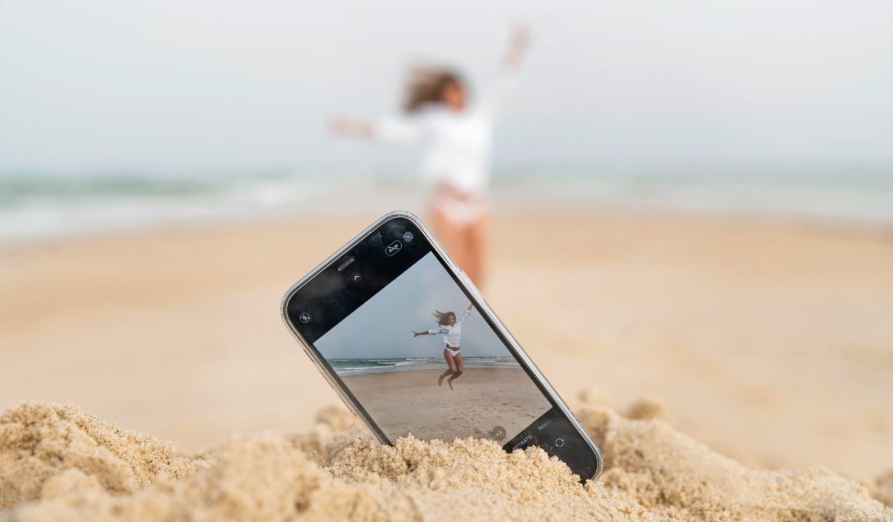 En caso de que el teléfono caiga al mar, se debe actuar de forma rápida y seguir los pasos adecuados
