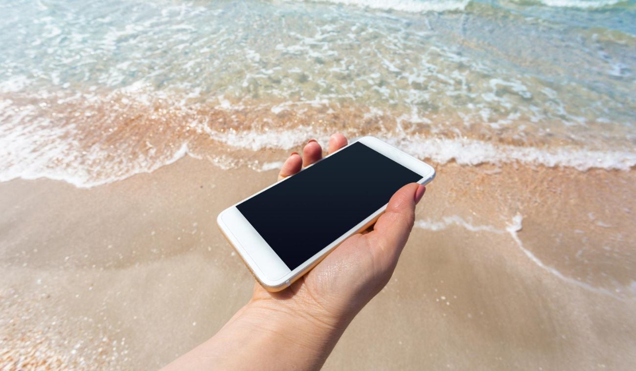 Así puede salvar su CELULAR si cayó al AGUA: TRES pasos