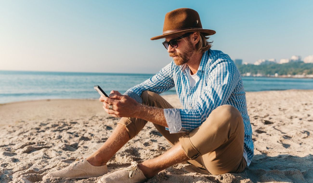 La combinación de agua salada y calor puede dañar su celular resistente al agua. Proteja su dispositivo con estos consejos clave