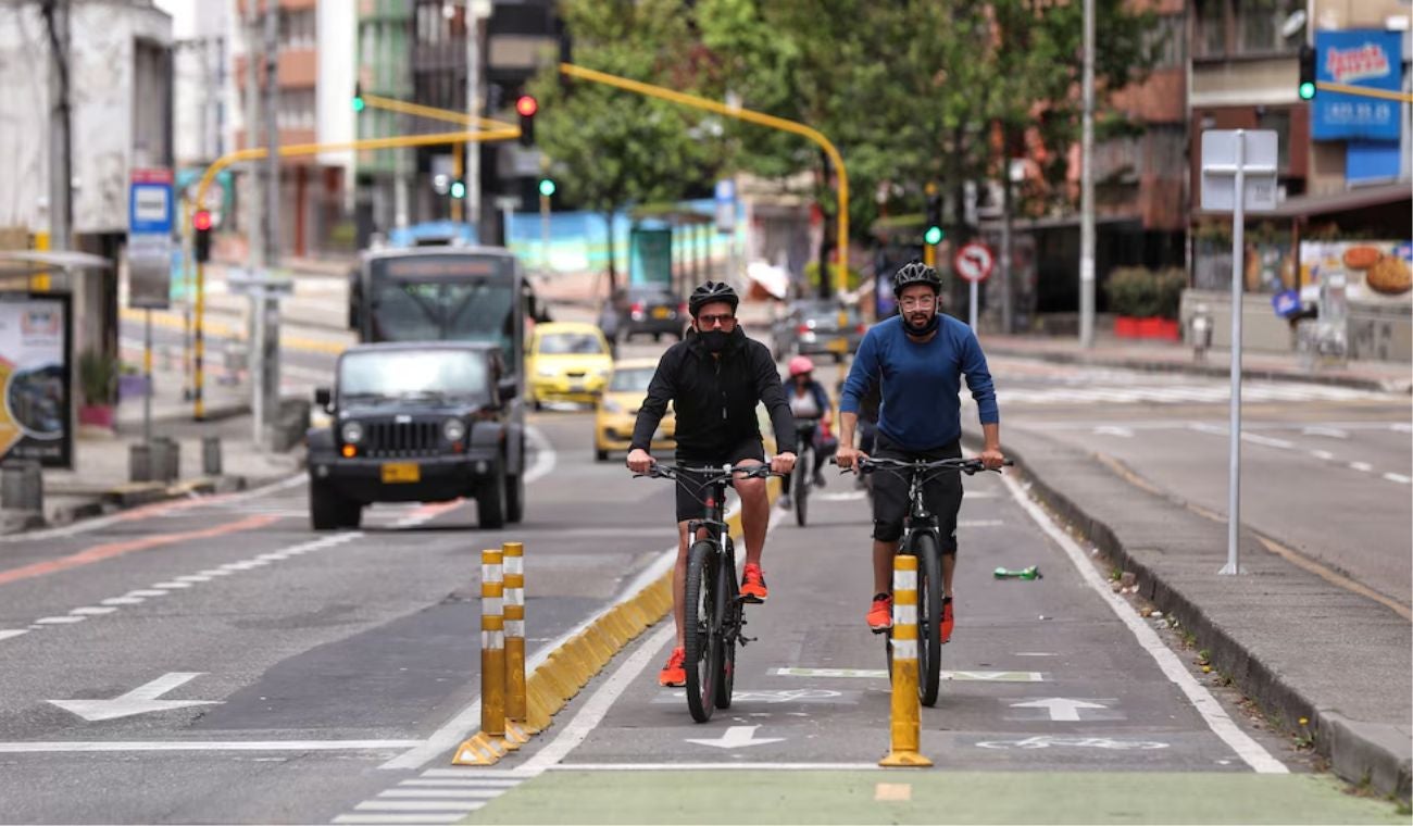 La Alcaldía de Bogotá prohíbe el ingreso de motos eléctricas a las ciclorrutas. Medida busca garantizar seguridad y exclusividad para ciclistas