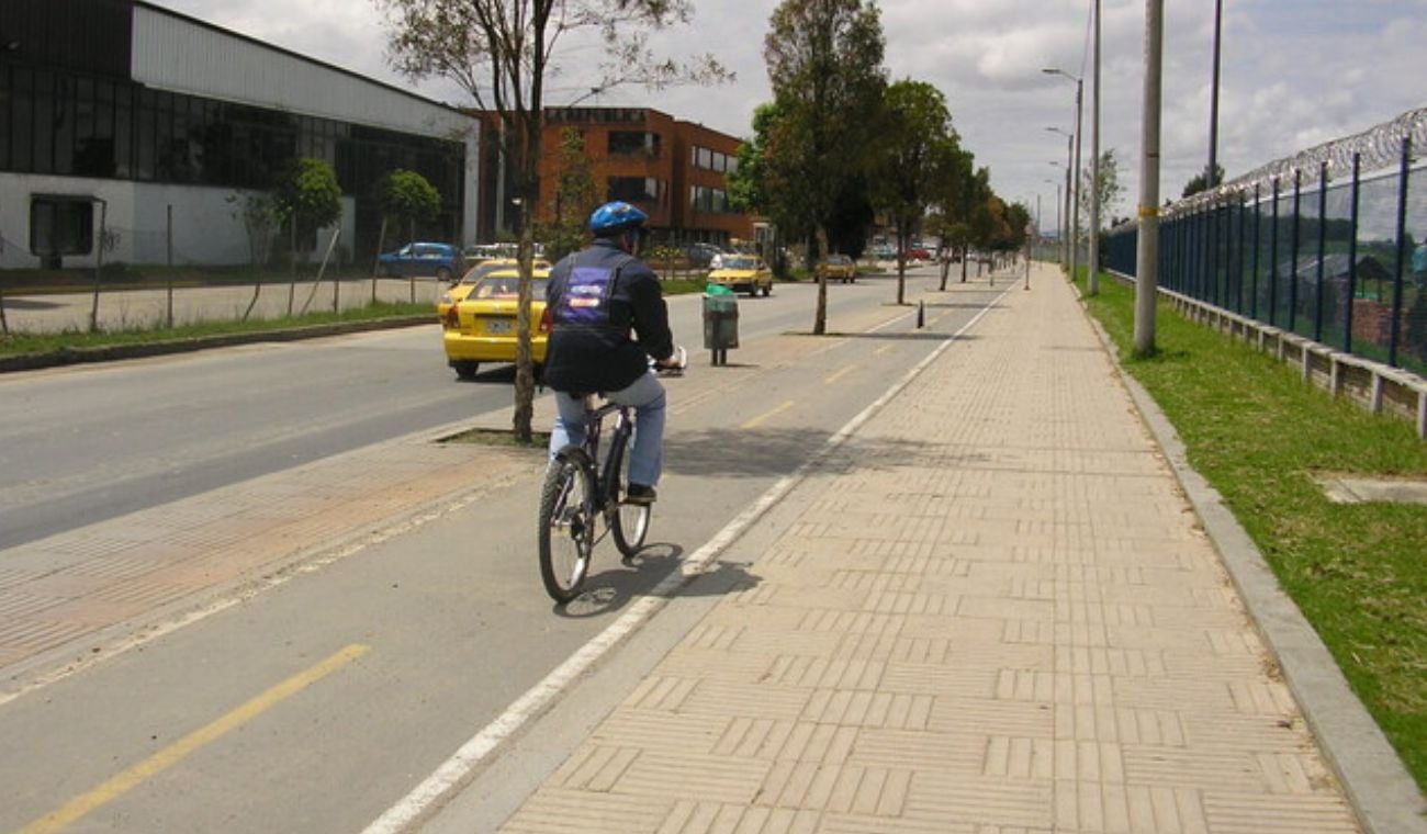 La infracción por transitar con medios no permitidos en ciclorrutas está tipificada en el Código Nacional de Tránsito