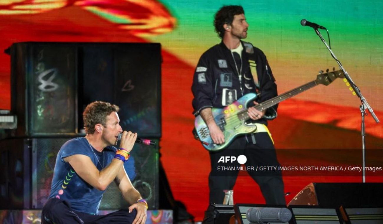 La banda Coldplay, por su parte, retomó su espectáculo con normalidad. En el siguiente concierto, Chris Martin hizo una introducción a la sección del “Kiss Cam”