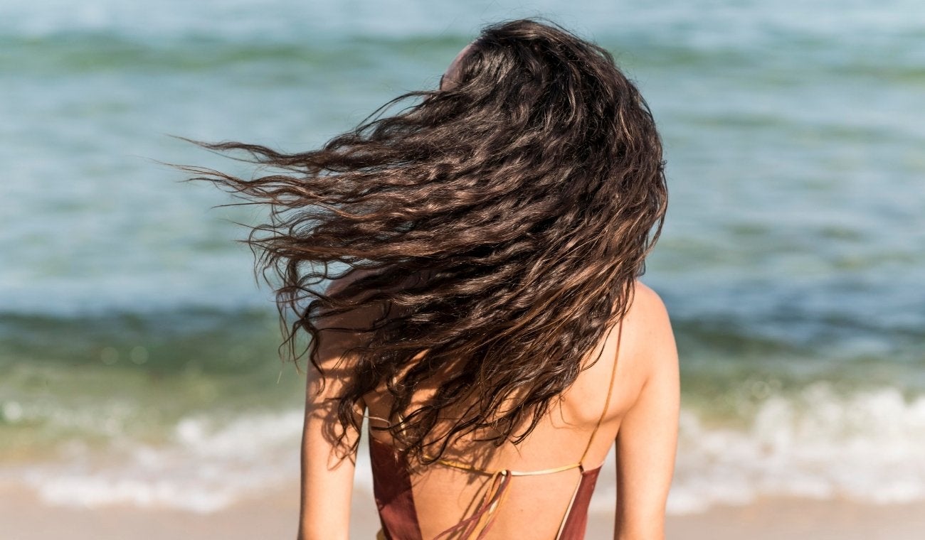 Cómo proteger su cabello del sol, la playa y la piscina en vacaciones