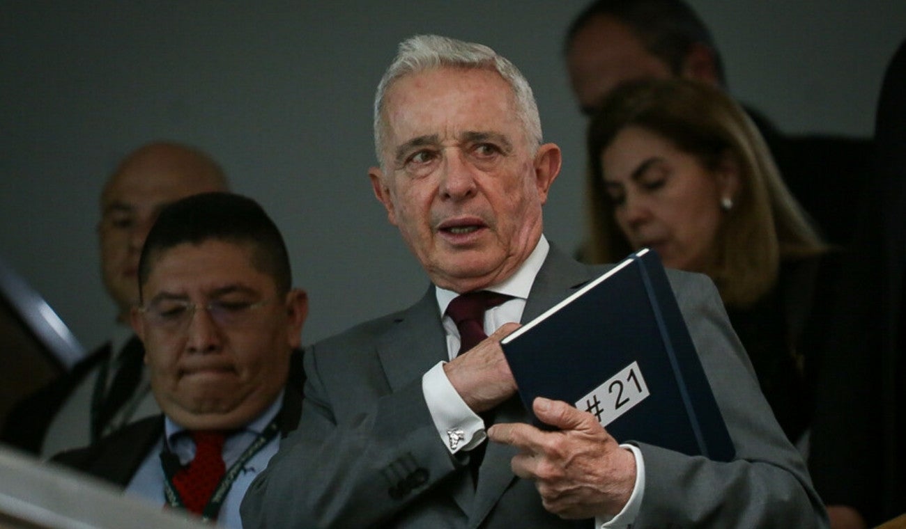 Defensa de Álvaro Uribe señala que Cadena actuó por cuenta propia y no por instrucciones