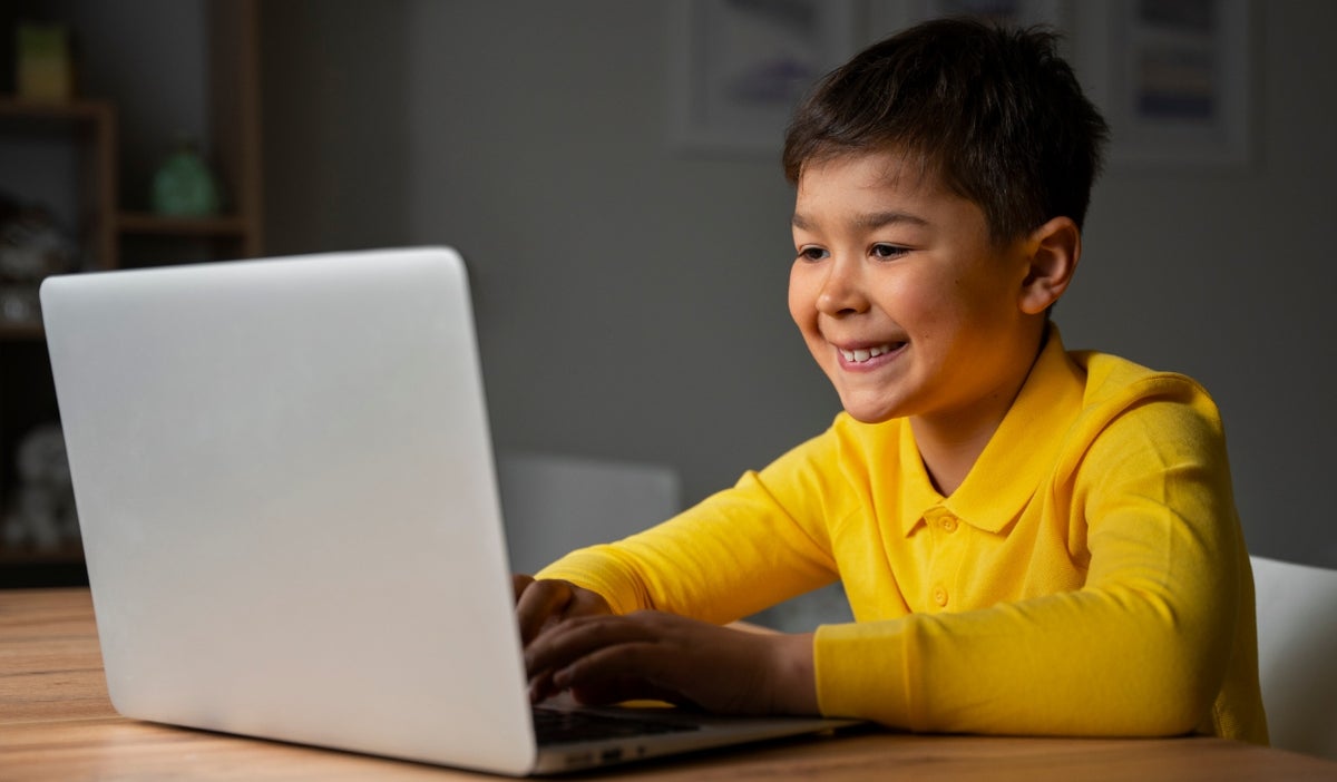 Niño con computador