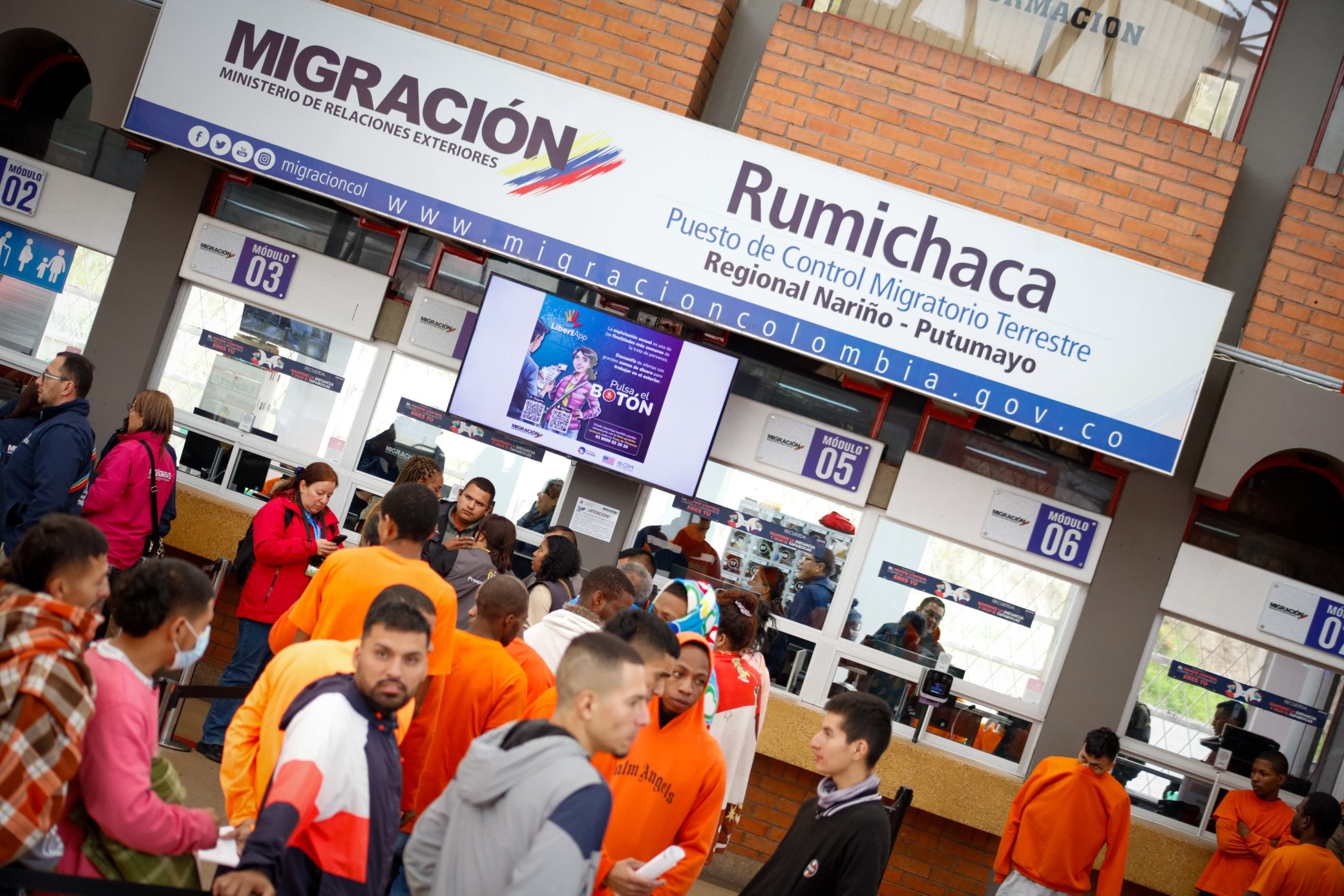 Primeras imágenes de COLOMBIANOS expulsados de ECUADOR