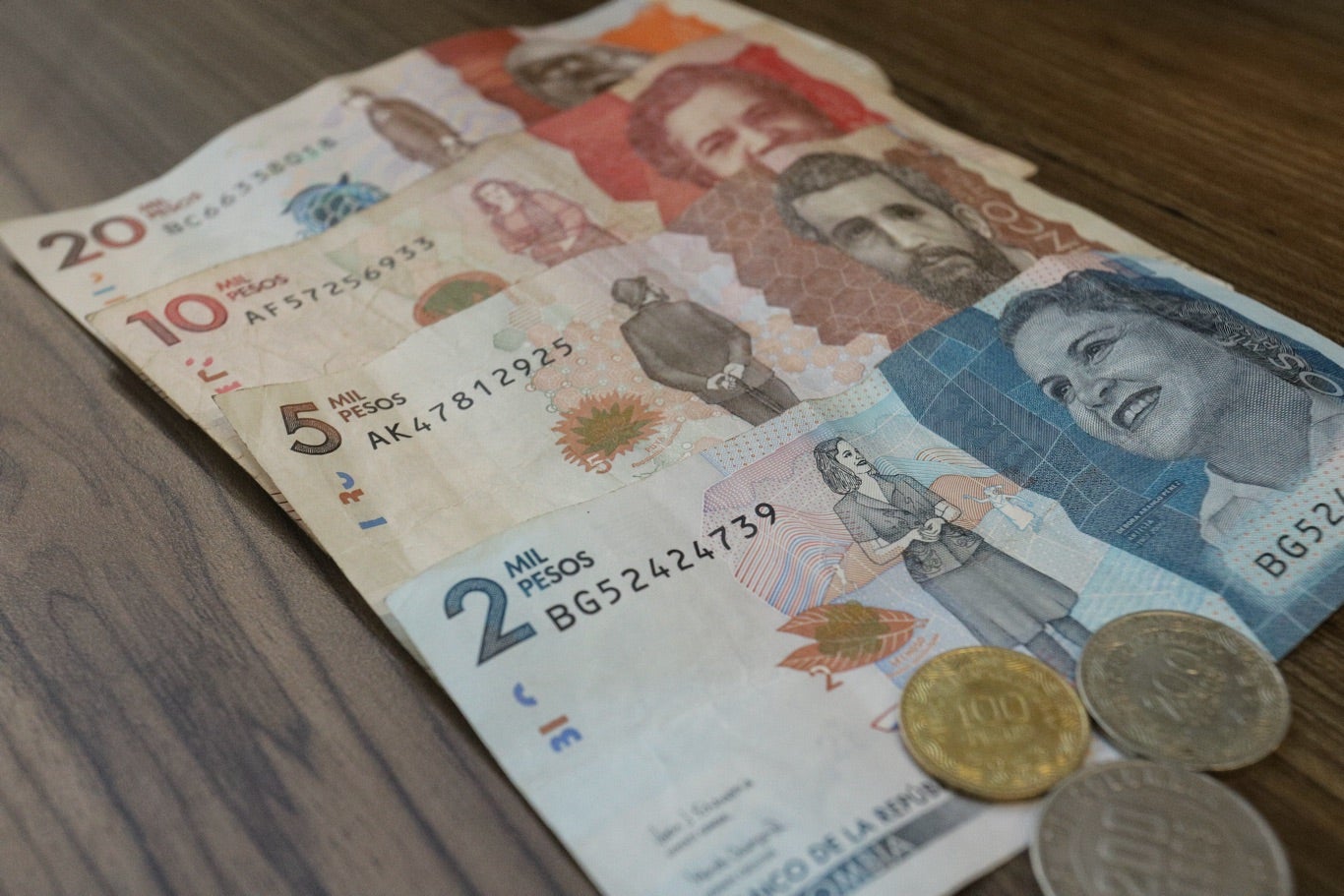 AUMENTAN sueldos a EMPLEADOS PÚBLICOS: desde cuándo