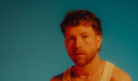 JP Saxe llega a Bogotá con su gira internacional Make Yourself At Home Tour, ofreciendo un concierto íntimo inspirado en historias reales.
