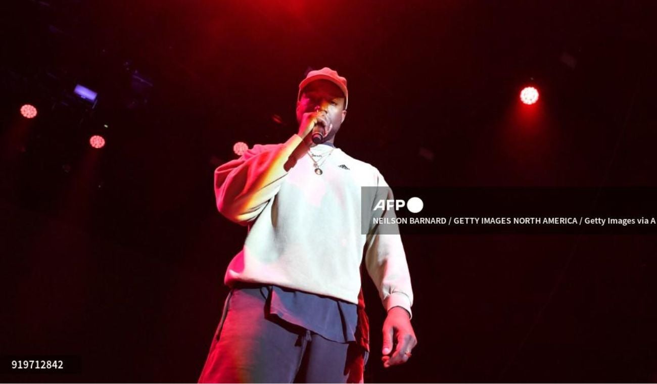 La demanda también indica que el cantante ofrecía ascensos laborales a cambio de favores sexuales.