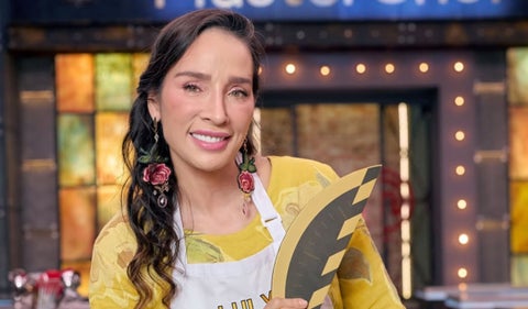 Las estrellas brillan en el reto de eliminación de 'MasterChef Celebrity' con platos arriesgados y emocionantes. Valentina Taguado, Michelle Rouillard, Jorge Herrera y Andrea Guzmán sorprenden a los jurados con sus creaciones culinarias.