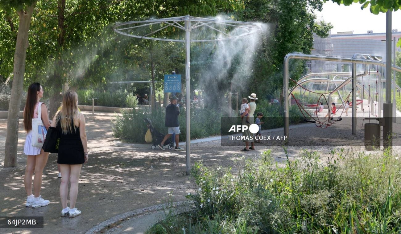 Informe revela que el cambio climático triplicó muertes por calor en Madrid y Barcelona durante ola de calor de 2025. Personas mayores de 65 años representaron el 88 de las muertes.