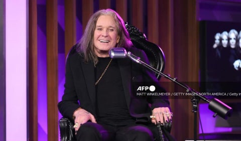 Ozzy Osbourne, legendario vocalista de Black Sabbath, fallece a los 76 años dejando un legado musical imborrable.