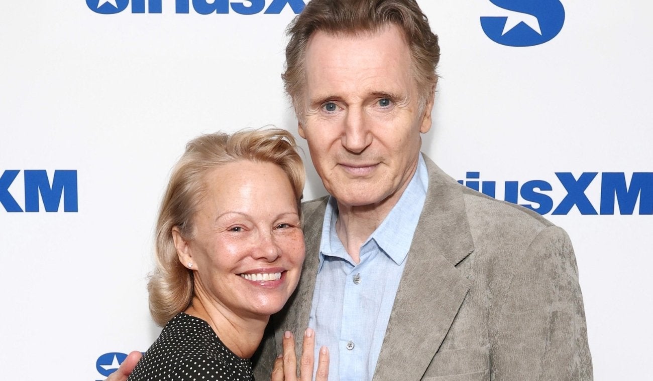 Pamela Anderson y Liam Neeson