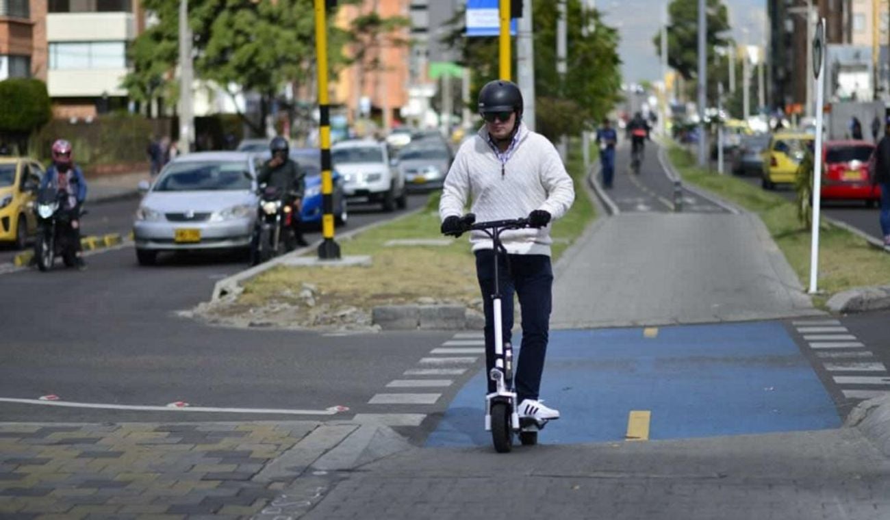 Normativa y seguridad en el uso de patinetas eléctricas en Colombia: edad mínima y zonas permitidas para circular.