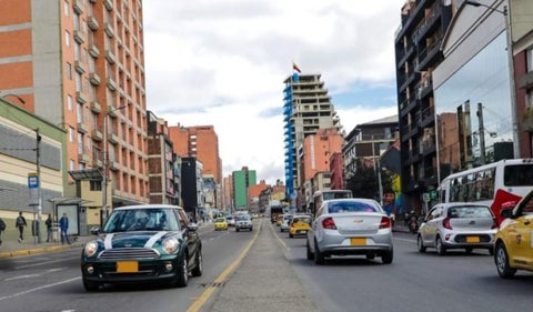 Pico y placa en Bogotá: Restricción vehicular para el viernes 18 de julio. Evite multas y contribuya al medio ambiente participando en el programa solidario de la Secretaría de Movilidad.