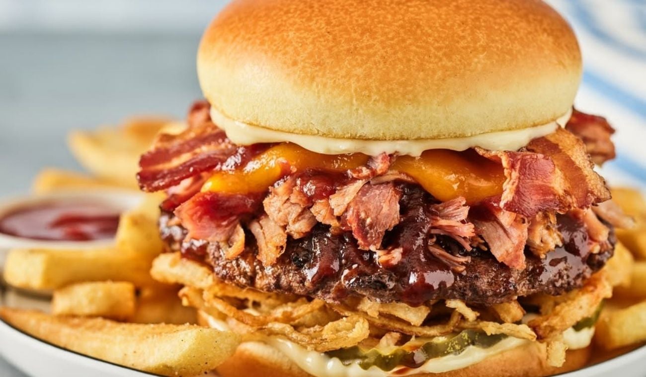 Reconocida cadena de hamburguesas cierra y congela precios