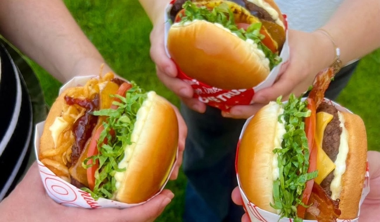 Reconocida cadena de hamburguesas cierra y congela precios